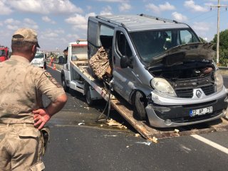 Tekirdağ'da minibüs refüjdeki bariyerlere çarptı: 2 ölü
