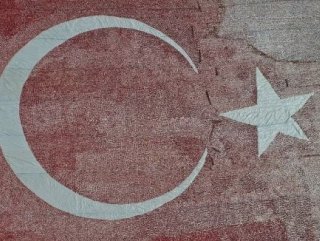 Kurutulmaya bırakılan domateslerle ay-yıldız oluşturdular