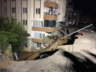 İzmir'de istinat duvarı çöktü