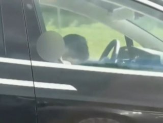 Tesla sürücüsü, otomatik pilot modunda uyurken görüntülendi