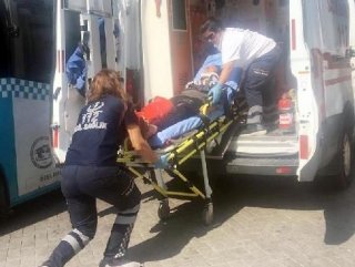 Ters yönden gelen otomobille motosiklet çarpıştı: 2 yaralı