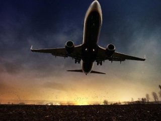 İtalya'da kaçırdıkları uçağın peşinden koştular