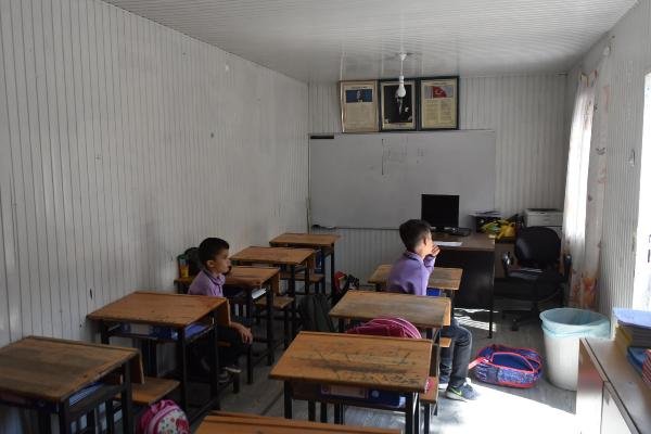 zmir'de inaat bitmeyen okul konteynerde eitim veriyor