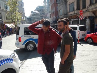 Taksim'de sokak köpeği yüzünden kan aktı