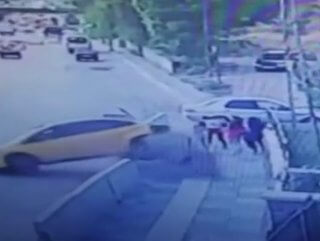 Ankara'da kaldırımda yürüyen 5 kişi son anda kurtuldu