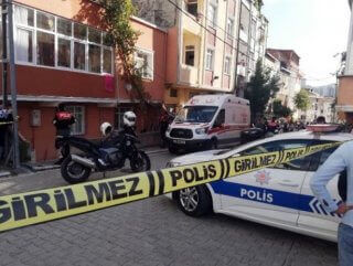 Hırsız, evine girdiği yaşlı kadının boğazını kesti
