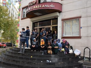 Yağmura rağmen HDP önünde evlat nöbetini sürdürdüler