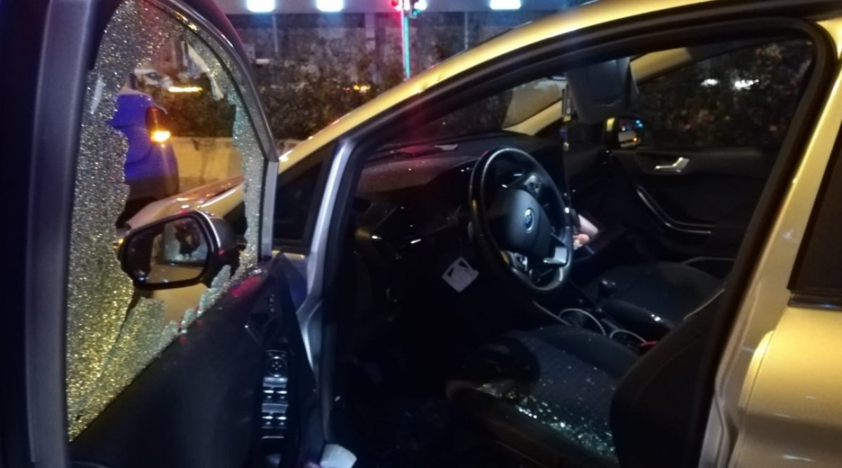Kaza sonrası kadın sürücü, otomobile levyeyle sadırdı