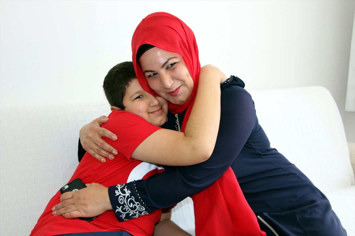 13 yaşındaki Umut, arkadaşlarına destek oluyor