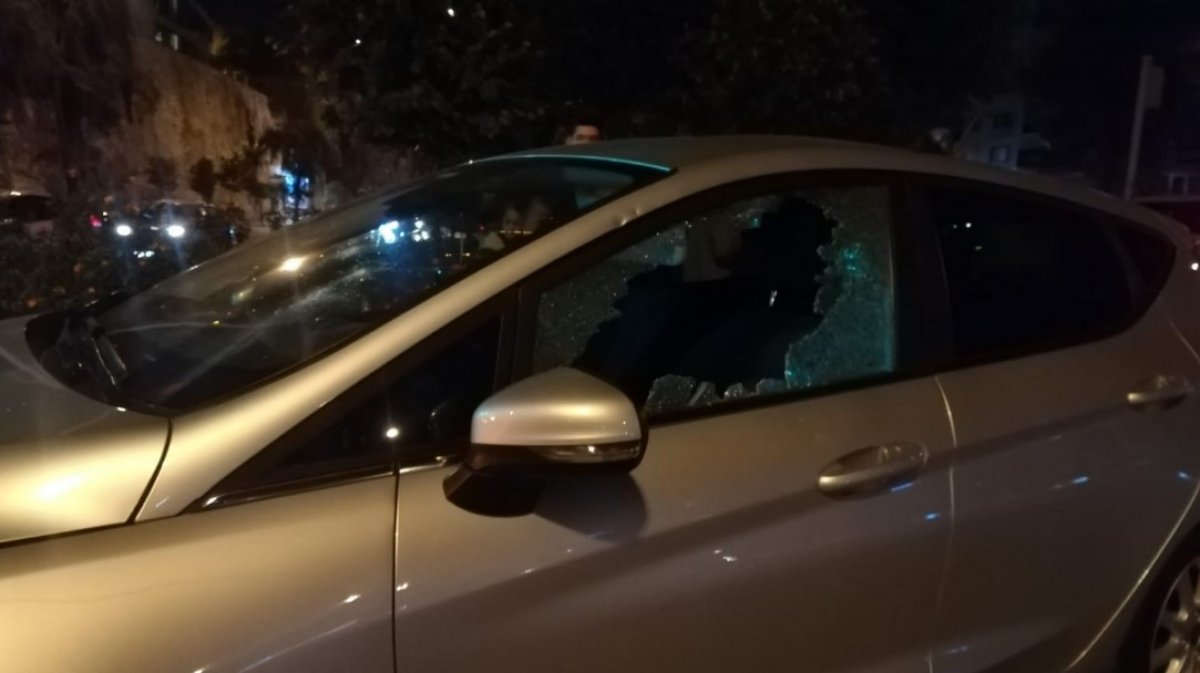 Kaza sonrası kadın sürücü, otomobile levyeyle sadırdı