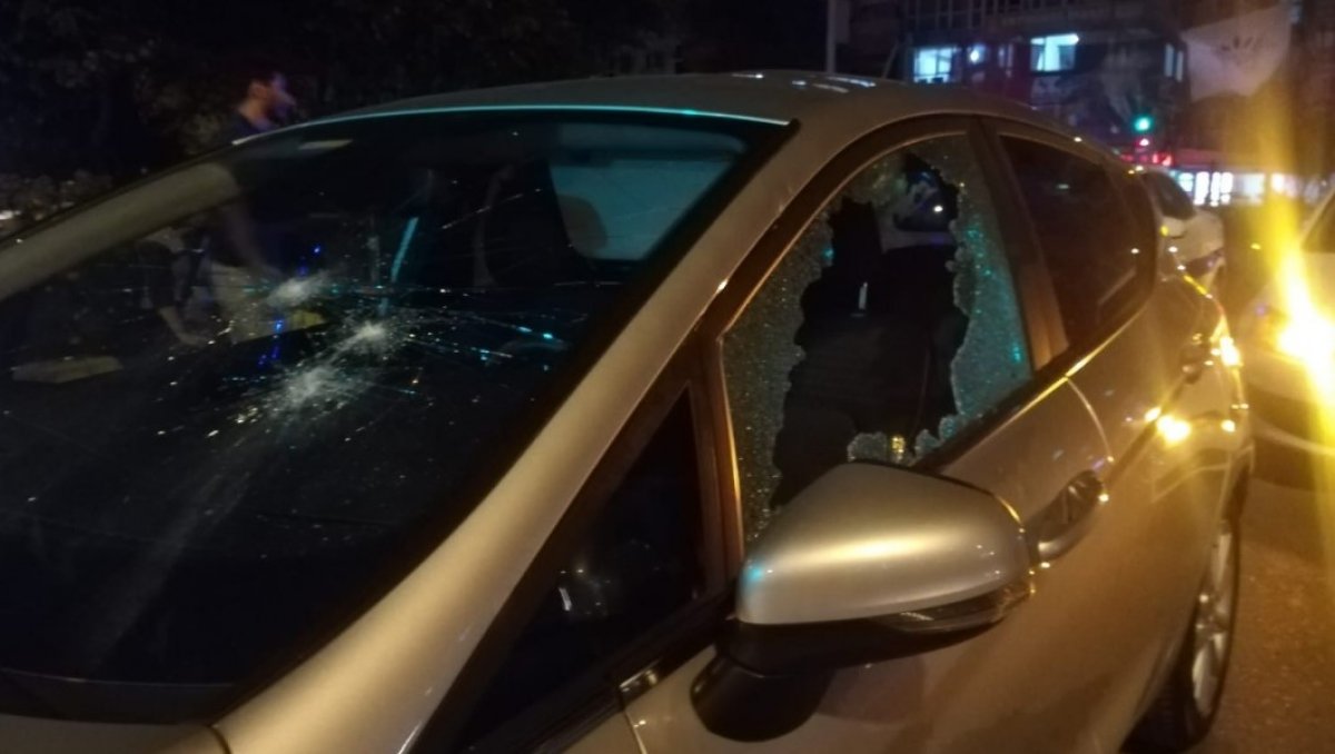 Kaza sonrası kadın sürücü, otomobile levyeyle sadırdı