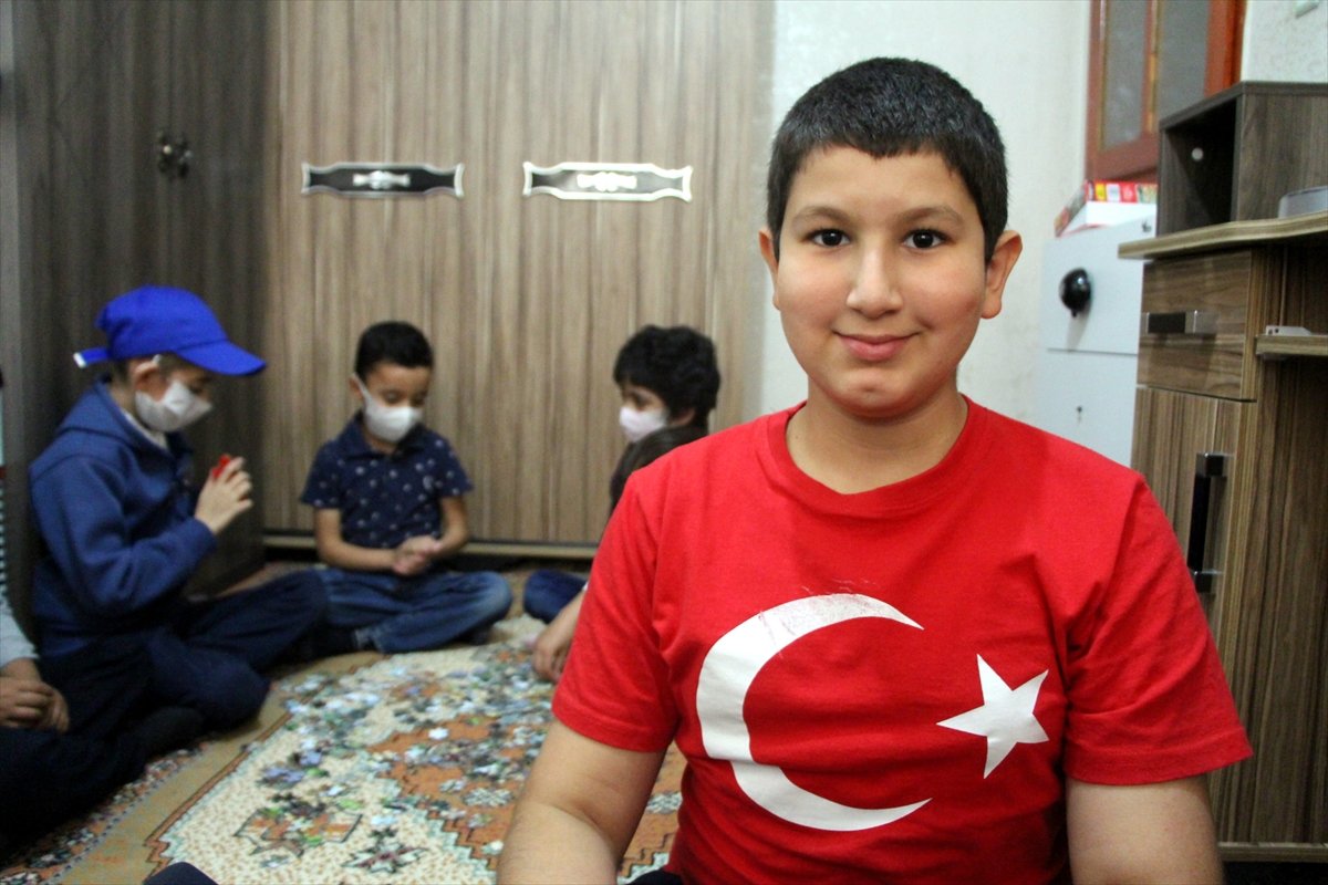 13 yaşındaki Umut, arkadaşlarına destek oluyor