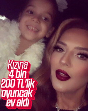 Demet Akalın parayı oyuncağa yatırıyor