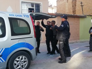 Konya'da madde bağımlısı, annesinin kolunu kesti