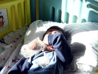 Elleri pet şişeyle kapatılan çocuk tedaviye alındı