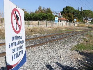 Manisa'da trenin çarptığı adam hayatını kaybetti