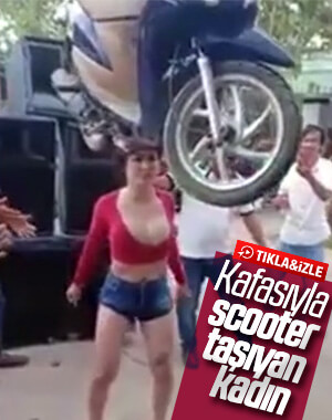 Asyalı genç kadın kafasında scooter taşıdı
