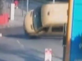 Bağcılar'da minibüs ters yoldan giderken kaza yaptı