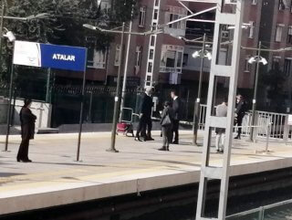 Bayılan adamın bacağı tren ile platform arasına sıkıştı