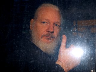 Assange hakkındaki tecavüz suçlaması düşürüldü