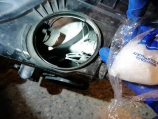Otomobilin farından uyuşturucu çıktı