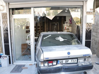 Otomobil, berber dükkanına daldı