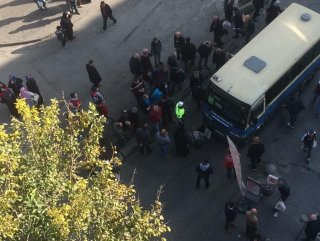 Yaşlı kadın karşıya geçerken dolmuşun altında kaldı