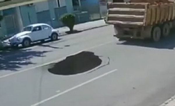 Brezilya'da otomobilin çukura düştüğü anlar