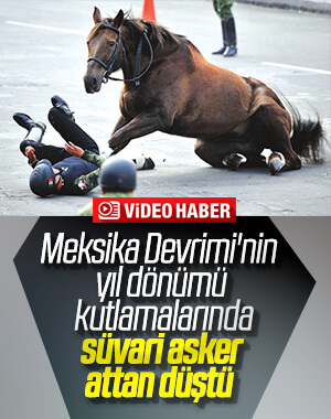 Süvari asker geçit töreninde attan düştü