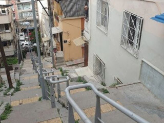 İzmir’de bir kişi, tartıştığı arkadaşlarını bıçakladı