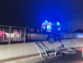 Bakırköy'de araç bariyerlerde asılı kaldı