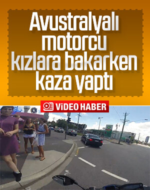 Avustralya'da kızlara bakarken kaza yapan motorcu