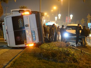 Mardin'de polis aracı ile işçi servisi çarpıştı