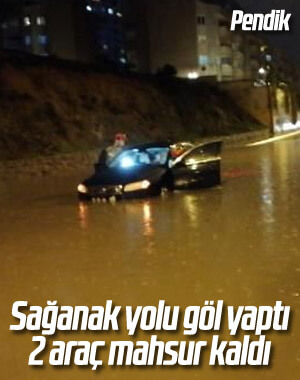 Pendik'te 2 araç, su basan yolda mahsur kaldı