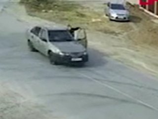 Rusya'da alkollü sürücü polisi sürükledi