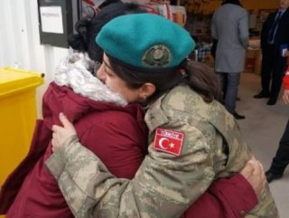 Arnavutluk'ta depremzede kadın, Türk subayına sarıldı