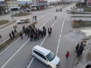 Kazalar artınca mahalleli yolu trafiğe kapattı