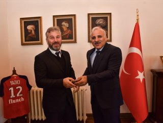 Fenalaşan yolcuya ilk müdahaleyi yapan sürücü ödül aldı