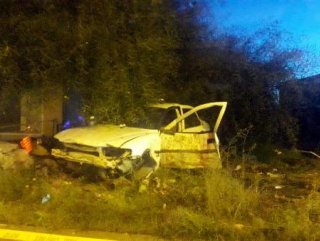 Kontrolden çıkan otomobil iki gencin sonunu getirdi
