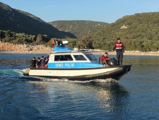 İzmir’de 28’i çocuk 60 kaçak göçmen yakalandı