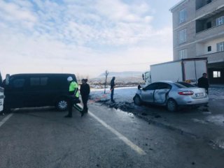Van'da otomobil ile minibüs çarpıştı: 11 yaralı