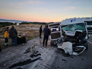 Servis minibüsü vince arkadan çarptı: 15 yaralı