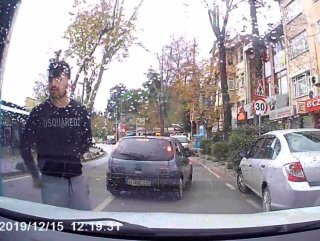 Magandalar trafikte bir sürücünün yolunu kesti