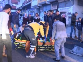 Sultangazi'de anne kıza otomobil çarptı