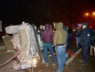 Otomobil aydınlatma direğine çarptı: 1 ölü