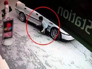 Ayakkabısını bağlarken, ayağının üzerinden otomobil geçti