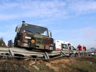 Edirne'de askeri araç bariyere çarptı: 8 yaralı