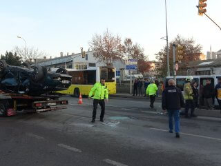 Servis minibüsü ile otomobil çarpıştı: 5 yaralı