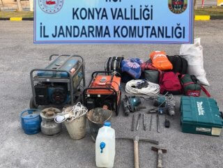Konya'da kaçak kazı yaparken jandarmaya yakalandılar
