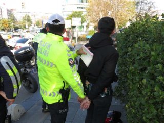 Kadıköy'de motosikletli sürücü, polisi 10 metre sürükledi